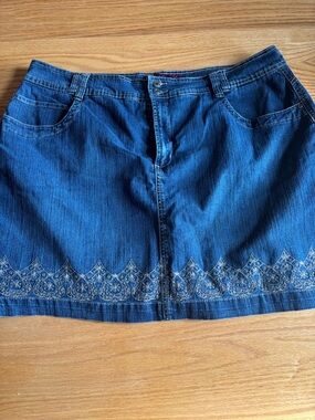Women’s Gloria Vanderbilt Blue Denim Skort 20W Decorative Embroidered Hem  BOHO